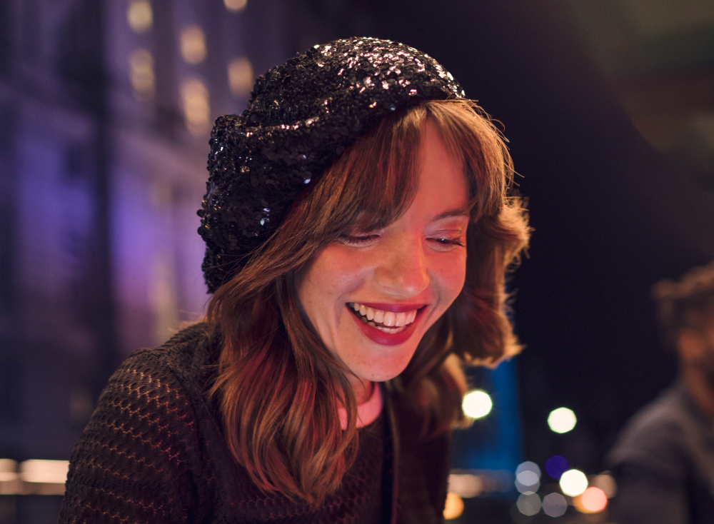 Mulher utilizando um celular da família G