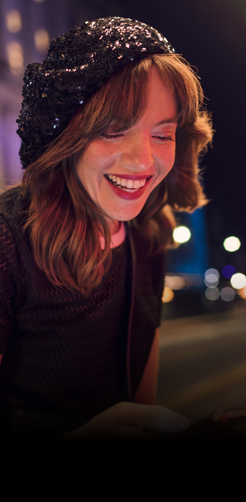 Mulher utilizando um celular da família G