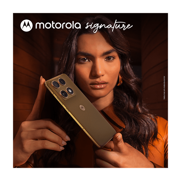 Smartphone-premium-Motorola-Signature-dourado-em-maos-–-traseira-com-camera-tripla-Sony-LYTIA-50MP-–-celular-premium-motorola